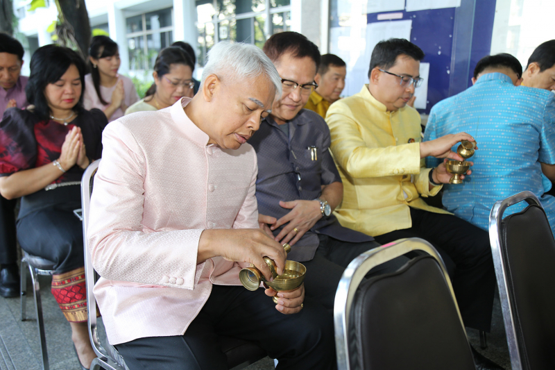 ร่วมทำบุญตักบาตรข้าวสารอาหารแห้ง