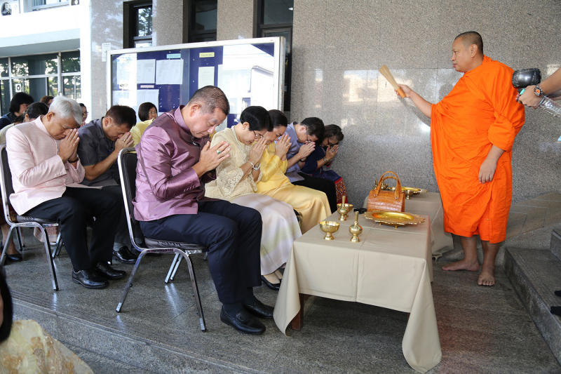 ร่วมทำบุญตักบาตรข้าวสารอาหารแห้ง