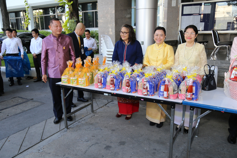 ร่วมทำบุญตักบาตรข้าวสารอาหารแห้ง