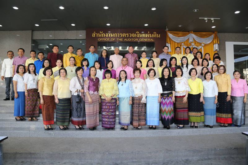 ร่วมทำบุญตักบาตรข้าวสารอาหารแห้ง