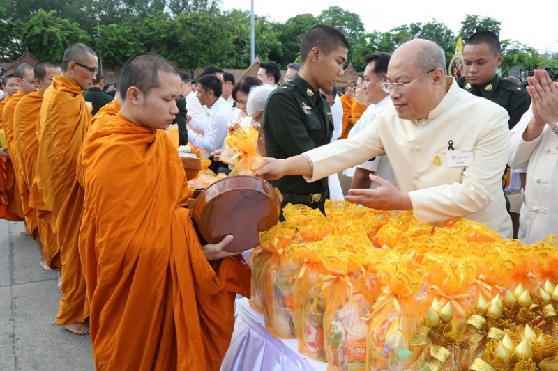 พิธีทำบุญตักบาตรถวายเป็นพระราชกุศล