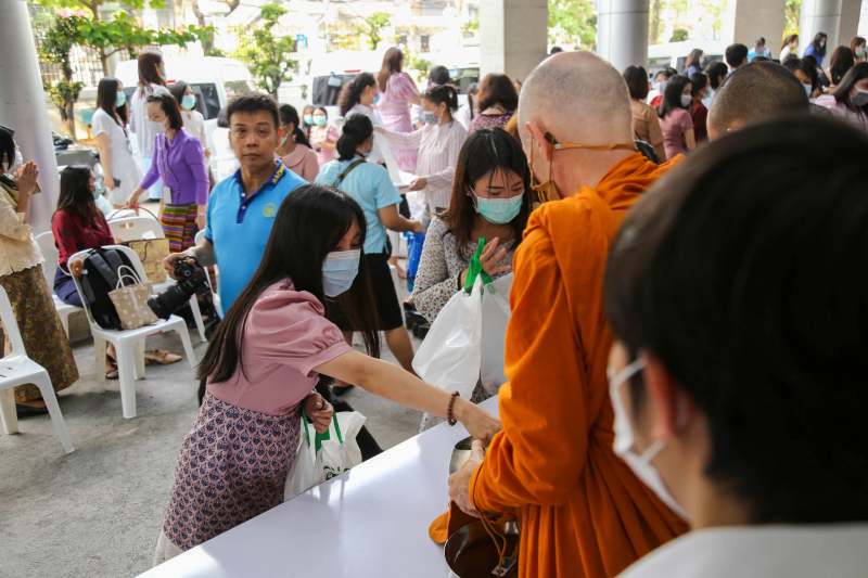 พิธีทำบุญตักบาตรข้าวสารอาหารแห้ง คณะสงฆ์จากวัดพระราม 9 กาญจนาภิเษก พระอารามหลวง