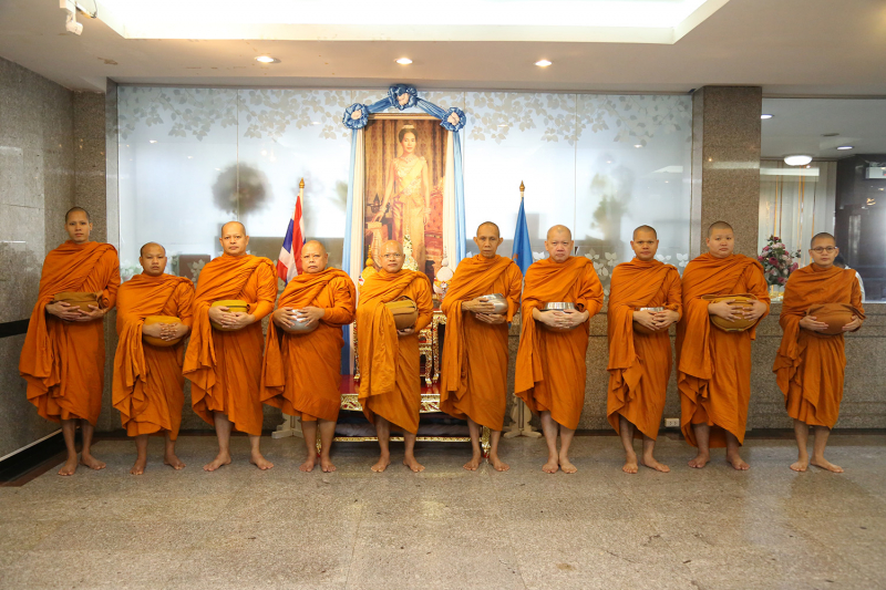 ทำบุญตักบาตรข้าวสารอาหารแห้ง และถวายปัจจัย เดือนสิงหาคม 2560