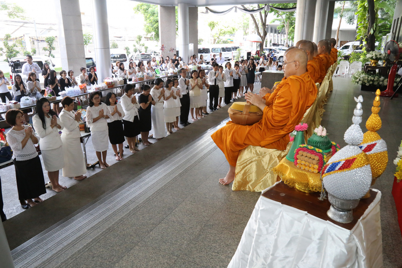 ทำบุญตักบาตรข้าวสารอาหารแห้ง และถวายปัจจัย เดือนสิงหาคม 2560