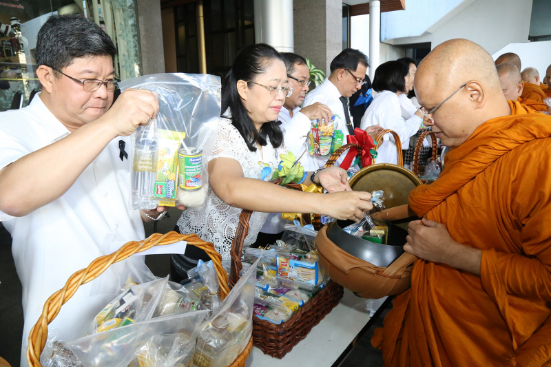 ทำบุญตักบาตรข้าวสารอาหารแห้ง และถวายปัจจัย เดือนสิงหาคม 2560