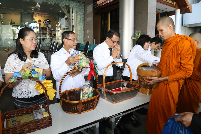 ทำบุญตักบาตรข้าวสารอาหารแห้ง และถวายปัจจัย เดือนสิงหาคม 2560