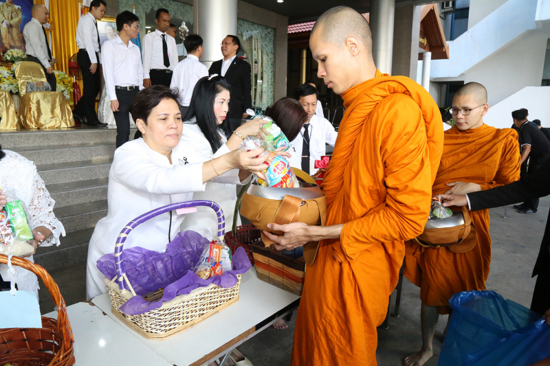 ทำบุญตักบาตรข้าวสารอาหารแห้ง และถวายปัจจัย เดือนสิงหาคม 2560