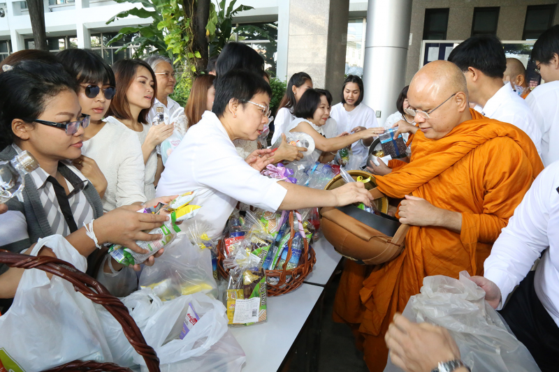 ทำบุญตักบาตรข้าวสารอาหารแห้ง และถวายปัจจัย เดือนสิงหาคม 2560