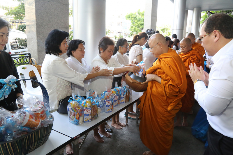 ทำบุญตักบาตรข้าวสารอาหารแห้ง และถวายปัจจัย เดือนสิงหาคม 2560