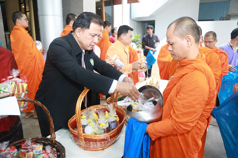 ตักบาตรเดือนตุลาคม