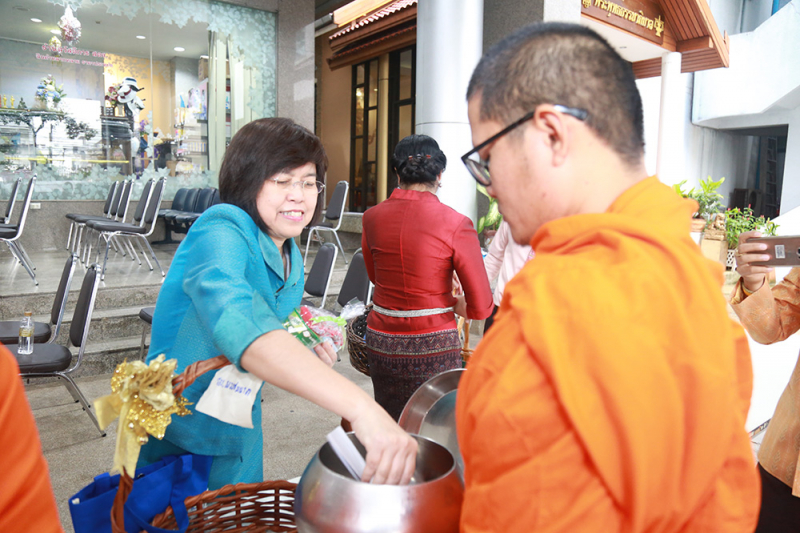 ตักบาตรเดือนตุลาคม