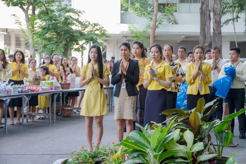  พิธีทำบุญตักบาตรข้าวสารอาหารแห้ง คณะสงฆ์จำนวน 9 รูป จากวัดบวรนิเวศวิหาร พระอารามหลวง เพื่อน้อมอุทิศถวายเป็นพระราชกุศลแด่  พระบา
