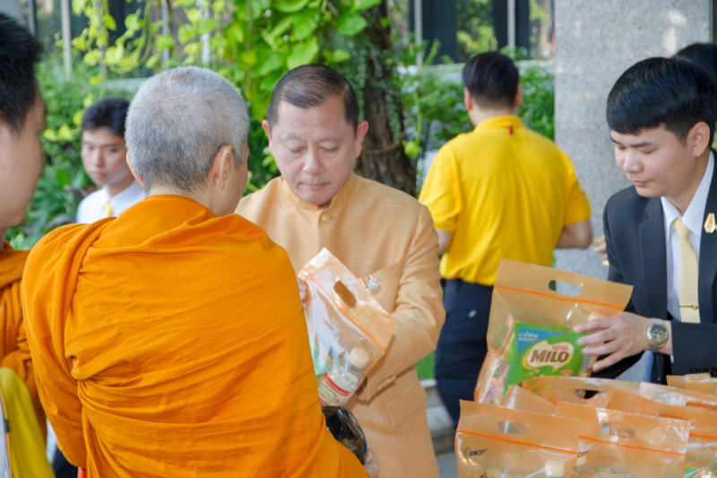  พิธีทำบุญตักบาตรข้าวสารอาหารแห้ง คณะสงฆ์จำนวน 9 รูป จากวัดบวรนิเวศวิหาร พระอารามหลวง เพื่อน้อมอุทิศถวายเป็นพระราชกุศลแด่  พระบา