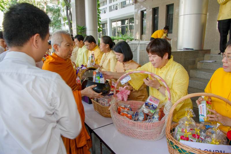  พิธีทำบุญตักบาตรข้าวสารอาหารแห้ง คณะสงฆ์จำนวน 9 รูป จากวัดบวรนิเวศวิหาร พระอารามหลวง เพื่อน้อมอุทิศถวายเป็นพระราชกุศลแด่  พระบา