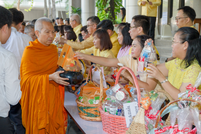  พิธีทำบุญตักบาตรข้าวสารอาหารแห้ง คณะสงฆ์จำนวน 9 รูป จากวัดบวรนิเวศวิหาร พระอารามหลวง เพื่อน้อมอุทิศถวายเป็นพระราชกุศลแด่  พระบา