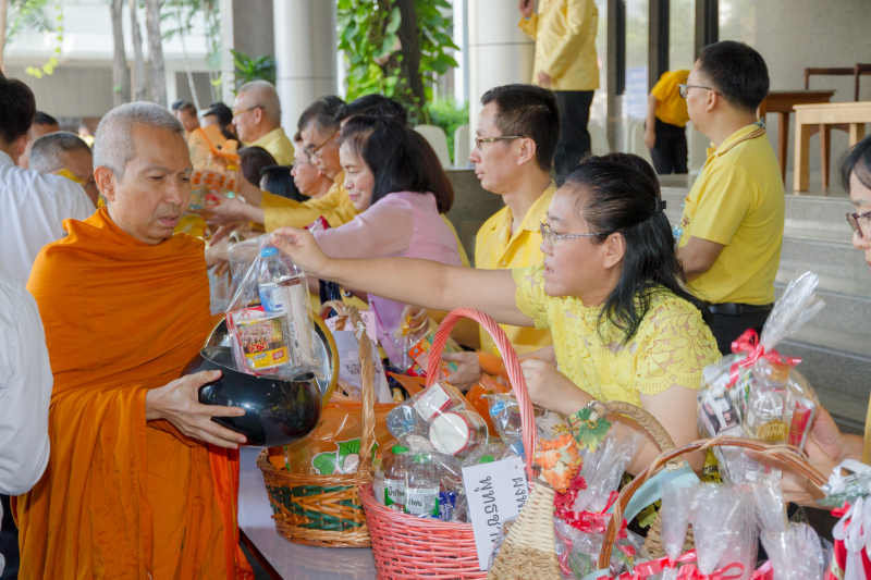  พิธีทำบุญตักบาตรข้าวสารอาหารแห้ง คณะสงฆ์จำนวน 9 รูป จากวัดบวรนิเวศวิหาร พระอารามหลวง เพื่อน้อมอุทิศถวายเป็นพระราชกุศลแด่  พระบา