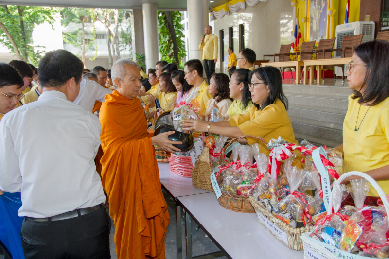  พิธีทำบุญตักบาตรข้าวสารอาหารแห้ง คณะสงฆ์จำนวน 9 รูป จากวัดบวรนิเวศวิหาร พระอารามหลวง เพื่อน้อมอุทิศถวายเป็นพระราชกุศลแด่  พระบา