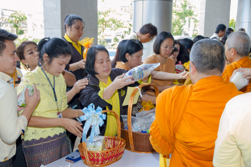  พิธีทำบุญตักบาตรข้าวสารอาหารแห้ง คณะสงฆ์จำนวน 9 รูป จากวัดบวรนิเวศวิหาร พระอารามหลวง เพื่อน้อมอุทิศถวายเป็นพระราชกุศลแด่  พระบา