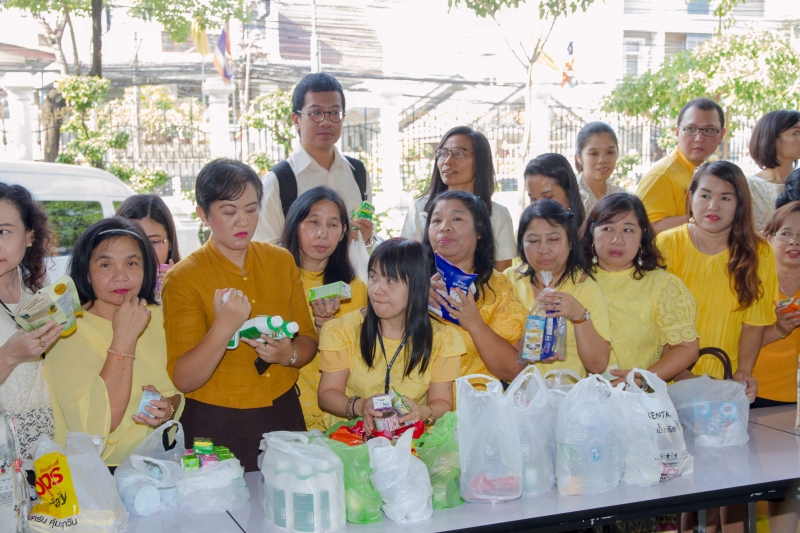  พิธีทำบุญตักบาตรข้าวสารอาหารแห้ง คณะสงฆ์จำนวน 9 รูป จากวัดบวรนิเวศวิหาร พระอารามหลวง เพื่อน้อมอุทิศถวายเป็นพระราชกุศลแด่  พระบา