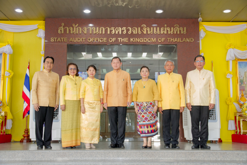  พิธีทำบุญตักบาตรข้าวสารอาหารแห้ง คณะสงฆ์จำนวน 9 รูป จากวัดบวรนิเวศวิหาร พระอารามหลวง เพื่อน้อมอุทิศถวายเป็นพระราชกุศลแด่  พระบา