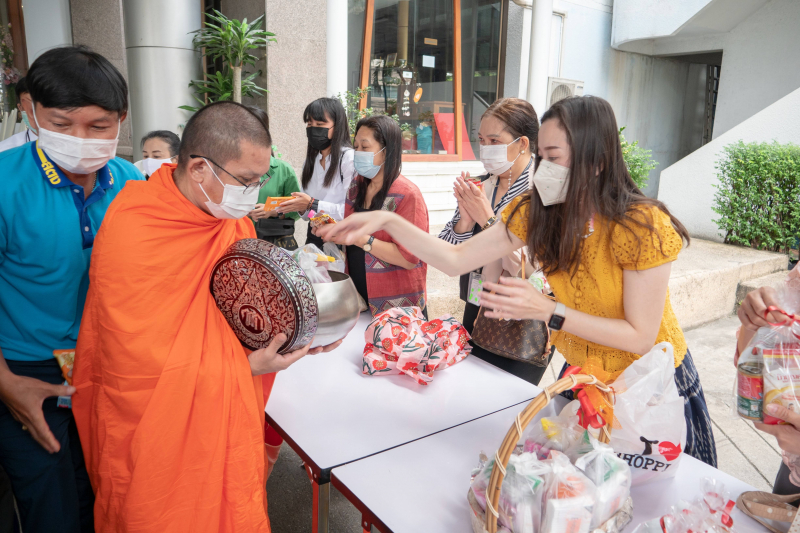 พิธีทำบุญตักบาตรข้าวสารอาหารแห้ง คณะสงฆ์จากวัดอินทรวิหาร พระอารามหลวง