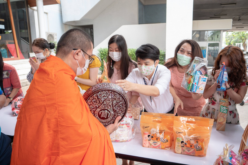 พิธีทำบุญตักบาตรข้าวสารอาหารแห้ง คณะสงฆ์จากวัดอินทรวิหาร พระอารามหลวง