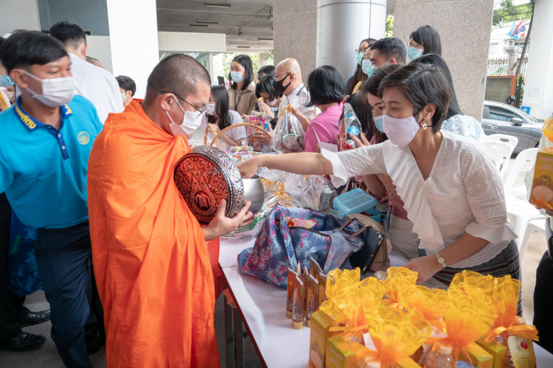 พิธีทำบุญตักบาตรข้าวสารอาหารแห้ง คณะสงฆ์จากวัดอินทรวิหาร พระอารามหลวง