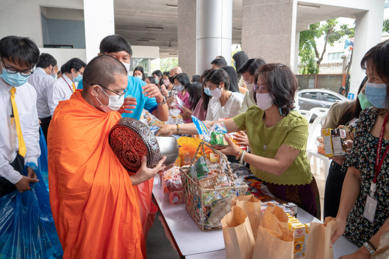 พิธีทำบุญตักบาตรข้าวสารอาหารแห้ง คณะสงฆ์จากวัดอินทรวิหาร พระอารามหลวง