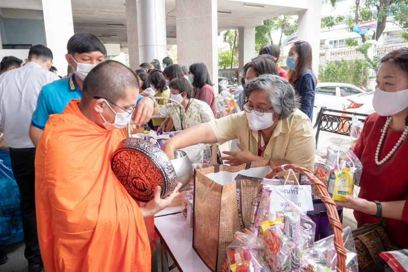พิธีทำบุญตักบาตรข้าวสารอาหารแห้ง คณะสงฆ์จากวัดอินทรวิหาร พระอารามหลวง