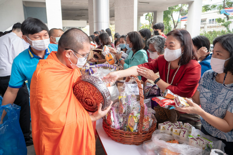 พิธีทำบุญตักบาตรข้าวสารอาหารแห้ง คณะสงฆ์จากวัดอินทรวิหาร พระอารามหลวง