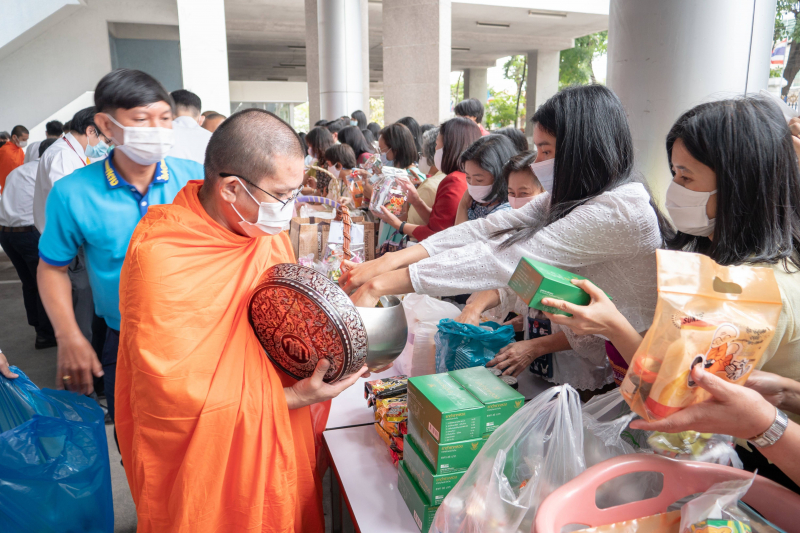 พิธีทำบุญตักบาตรข้าวสารอาหารแห้ง คณะสงฆ์จากวัดอินทรวิหาร พระอารามหลวง