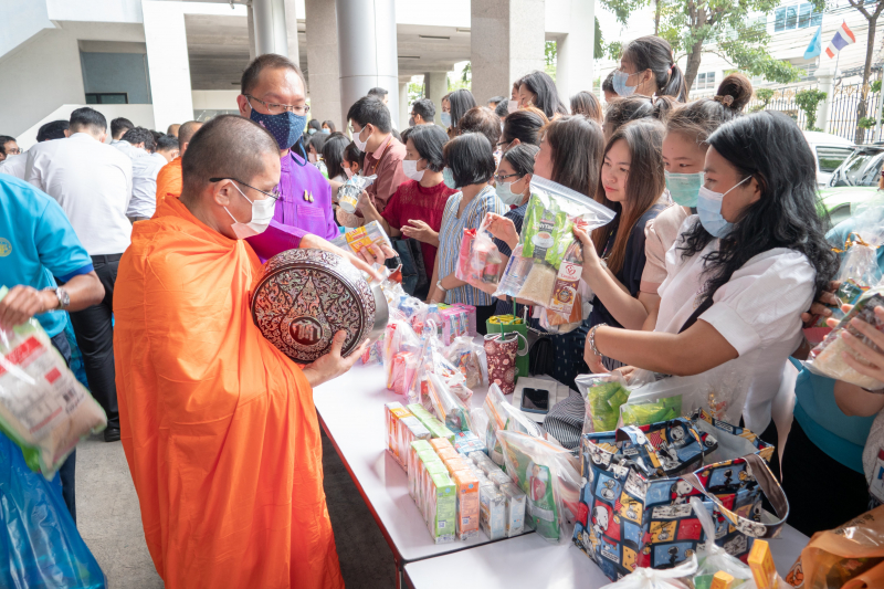 พิธีทำบุญตักบาตรข้าวสารอาหารแห้ง คณะสงฆ์จากวัดอินทรวิหาร พระอารามหลวง