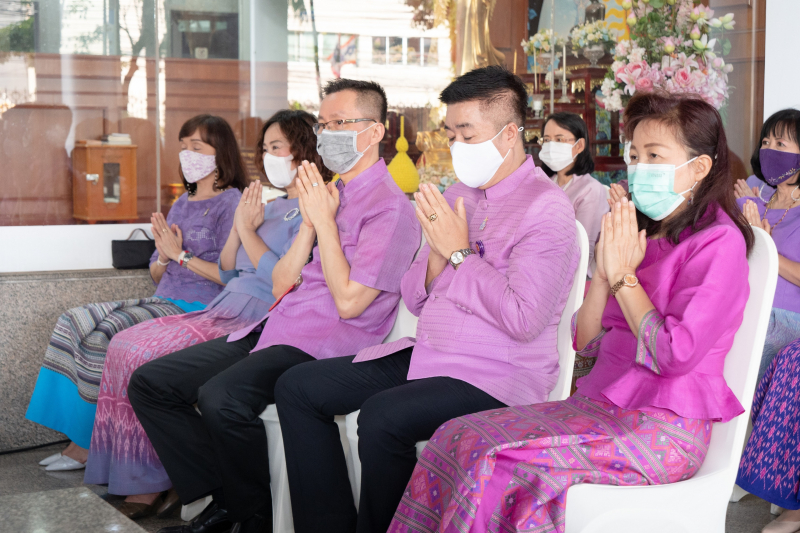 พิธีทำบุญตักบาตรข้าวสารอาหารแห้ง คณะสงฆ์จากวัดเทพธิดารามวรวิหาร พระอารามหลวง เพื่อน้อมถวายเป็นพระราชกุศลและถวายพระพรชัยมงคลแด่สม