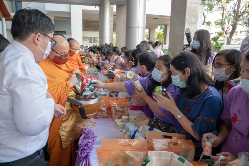 พิธีทำบุญตักบาตรข้าวสารอาหารแห้ง คณะสงฆ์จากวัดเทพธิดารามวรวิหาร พระอารามหลวง เพื่อน้อมถวายเป็นพระราชกุศลและถวายพระพรชัยมงคลแด่สม