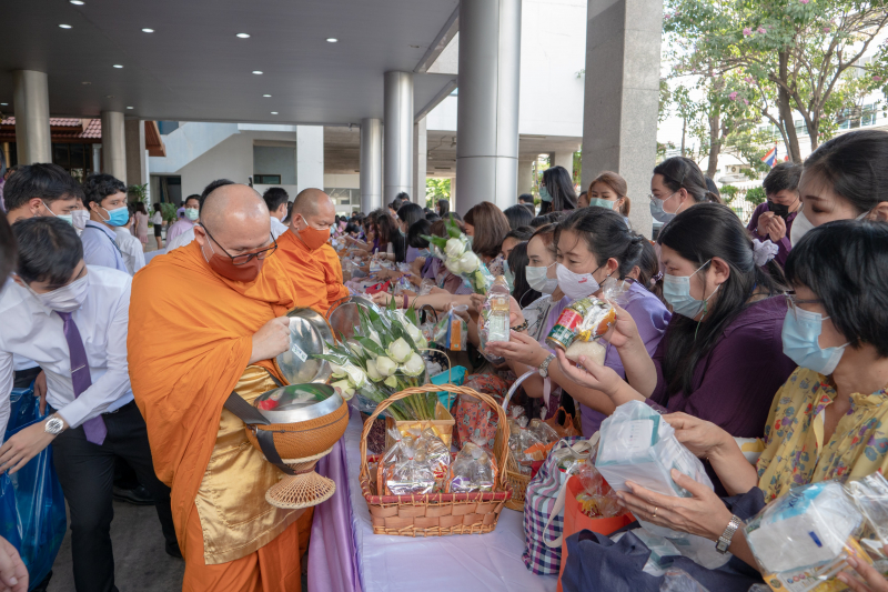พิธีทำบุญตักบาตรข้าวสารอาหารแห้ง คณะสงฆ์จากวัดเทพธิดารามวรวิหาร พระอารามหลวง เพื่อน้อมถวายเป็นพระราชกุศลและถวายพระพรชัยมงคลแด่สม