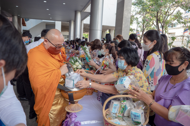 พิธีทำบุญตักบาตรข้าวสารอาหารแห้ง คณะสงฆ์จากวัดเทพธิดารามวรวิหาร พระอารามหลวง เพื่อน้อมถวายเป็นพระราชกุศลและถวายพระพรชัยมงคลแด่สม