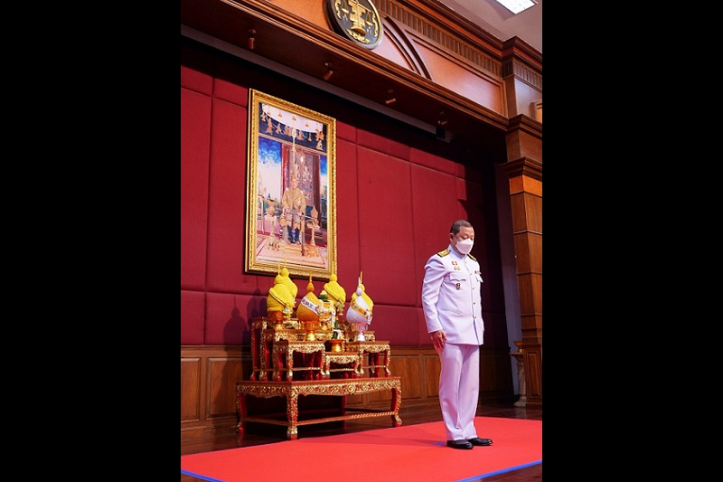 พิธีรับเครื่องราชอิสริยาภรณ์ชั้นสายสะพาย ประจำปี 2564 ต่อเบื้องหน้าพระฉายาลักษณ์พระบาทสมเด็จพระเจ้าอยู่หัว ณ ห้องดำริอิศรานุวรรต