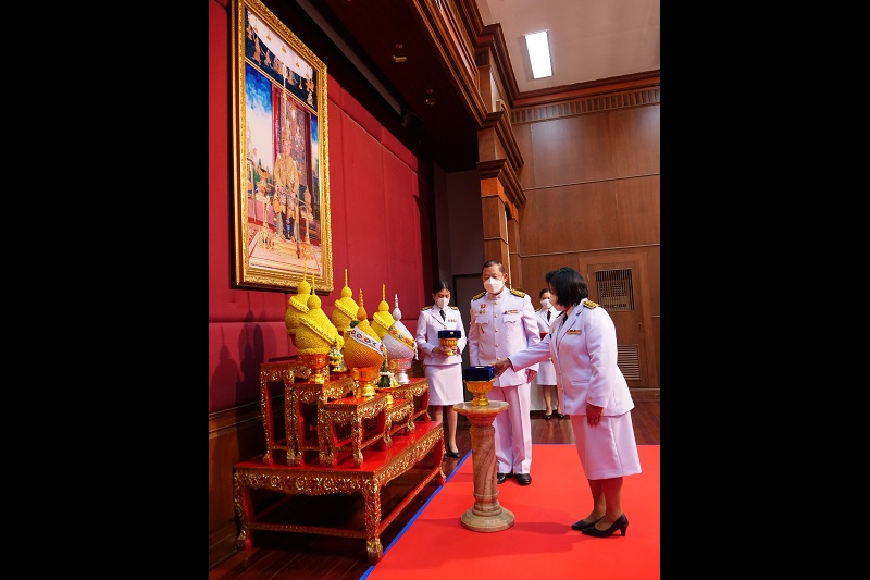 พิธีรับเครื่องราชอิสริยาภรณ์ชั้นสายสะพาย ประจำปี 2564 ต่อเบื้องหน้าพระฉายาลักษณ์พระบาทสมเด็จพระเจ้าอยู่หัว ณ ห้องดำริอิศรานุวรรต