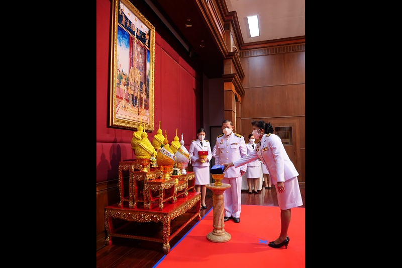 พิธีรับเครื่องราชอิสริยาภรณ์ชั้นสายสะพาย ประจำปี 2564 ต่อเบื้องหน้าพระฉายาลักษณ์พระบาทสมเด็จพระเจ้าอยู่หัว ณ ห้องดำริอิศรานุวรรต