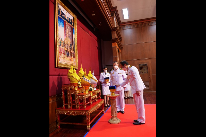 พิธีรับเครื่องราชอิสริยาภรณ์ชั้นสายสะพาย ประจำปี 2564 ต่อเบื้องหน้าพระฉายาลักษณ์พระบาทสมเด็จพระเจ้าอยู่หัว ณ ห้องดำริอิศรานุวรรต