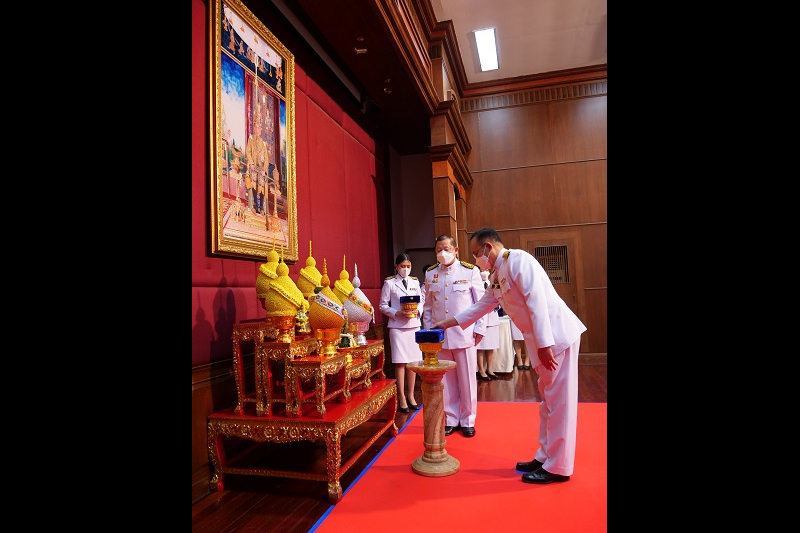 พิธีรับเครื่องราชอิสริยาภรณ์ชั้นสายสะพาย ประจำปี 2564 ต่อเบื้องหน้าพระฉายาลักษณ์พระบาทสมเด็จพระเจ้าอยู่หัว ณ ห้องดำริอิศรานุวรรต