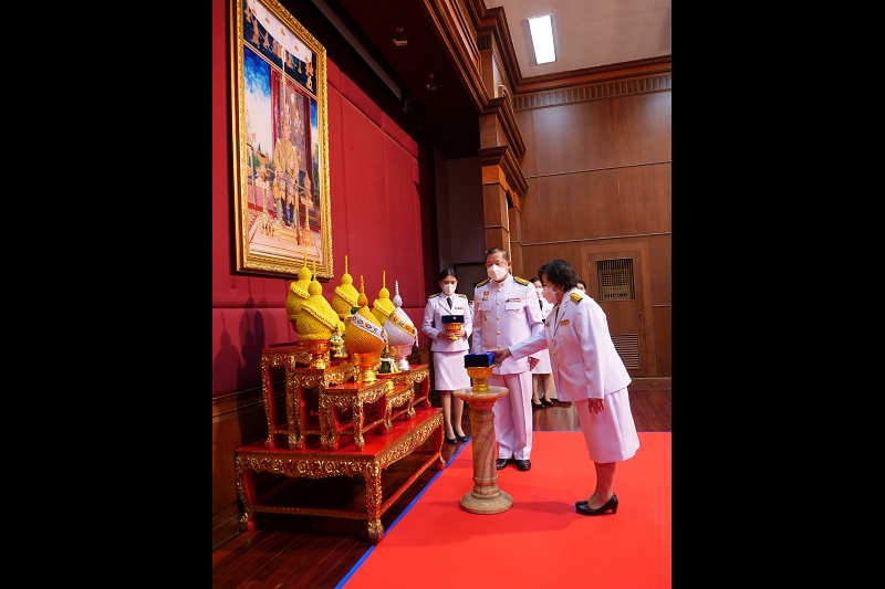 พิธีรับเครื่องราชอิสริยาภรณ์ชั้นสายสะพาย ประจำปี 2564 ต่อเบื้องหน้าพระฉายาลักษณ์พระบาทสมเด็จพระเจ้าอยู่หัว ณ ห้องดำริอิศรานุวรรต