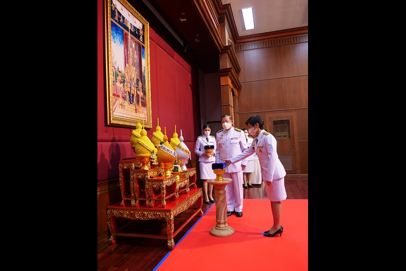 พิธีรับเครื่องราชอิสริยาภรณ์ชั้นสายสะพาย ประจำปี 2564 ต่อเบื้องหน้าพระฉายาลักษณ์พระบาทสมเด็จพระเจ้าอยู่หัว ณ ห้องดำริอิศรานุวรรต