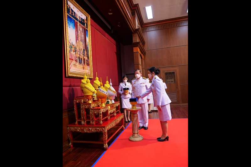 พิธีรับเครื่องราชอิสริยาภรณ์ชั้นสายสะพาย ประจำปี 2564 ต่อเบื้องหน้าพระฉายาลักษณ์พระบาทสมเด็จพระเจ้าอยู่หัว ณ ห้องดำริอิศรานุวรรต