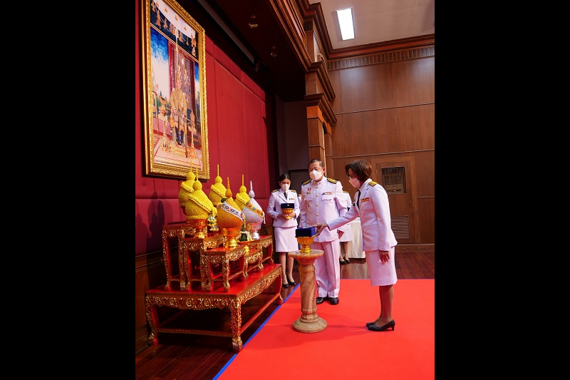 พิธีรับเครื่องราชอิสริยาภรณ์ชั้นสายสะพาย ประจำปี 2564 ต่อเบื้องหน้าพระฉายาลักษณ์พระบาทสมเด็จพระเจ้าอยู่หัว ณ ห้องดำริอิศรานุวรรต