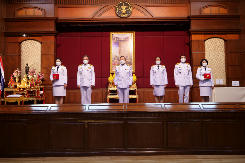 พิธีรับเครื่องราชอิสริยาภรณ์ชั้นสายสะพาย ประจำปี 2564 ต่อเบื้องหน้าพระฉายาลักษณ์พระบาทสมเด็จพระเจ้าอยู่หัว ณ ห้องดำริอิศรานุวรรต