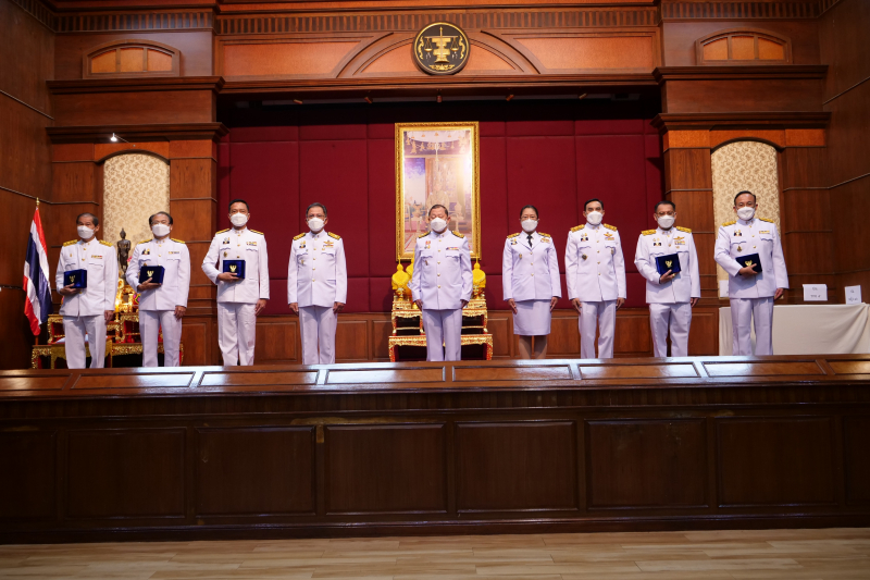 พิธีรับเครื่องราชอิสริยาภรณ์ชั้นสายสะพาย ประจำปี 2564 ต่อเบื้องหน้าพระฉายาลักษณ์พระบาทสมเด็จพระเจ้าอยู่หัว ณ ห้องดำริอิศรานุวรรต