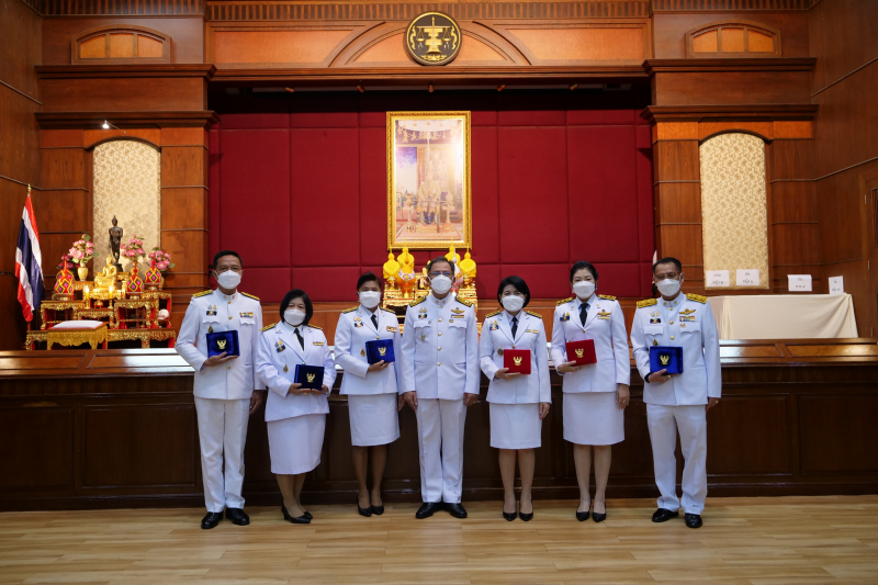 พิธีรับเครื่องราชอิสริยาภรณ์ชั้นสายสะพาย ประจำปี 2564 ต่อเบื้องหน้าพระฉายาลักษณ์พระบาทสมเด็จพระเจ้าอยู่หัว ณ ห้องดำริอิศรานุวรรต