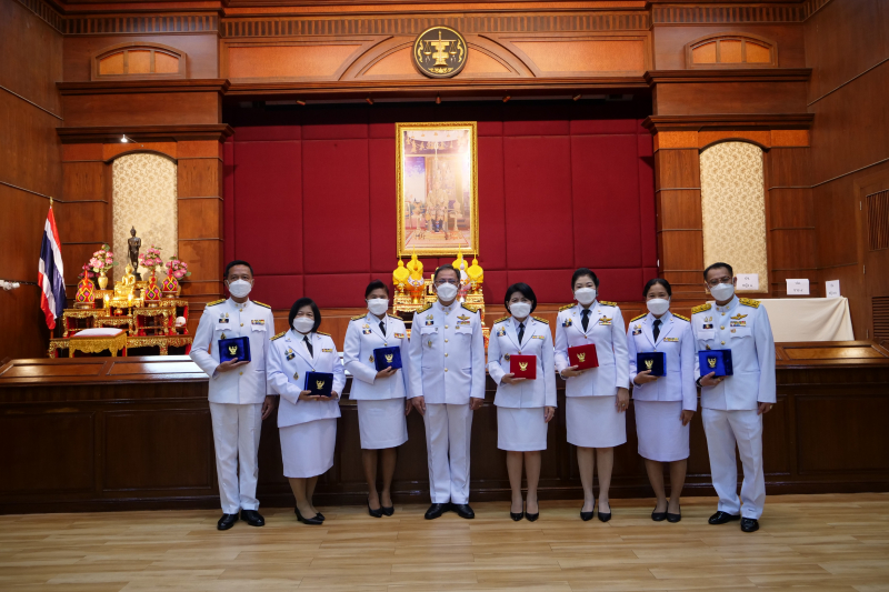 พิธีรับเครื่องราชอิสริยาภรณ์ชั้นสายสะพาย ประจำปี 2564 ต่อเบื้องหน้าพระฉายาลักษณ์พระบาทสมเด็จพระเจ้าอยู่หัว ณ ห้องดำริอิศรานุวรรต