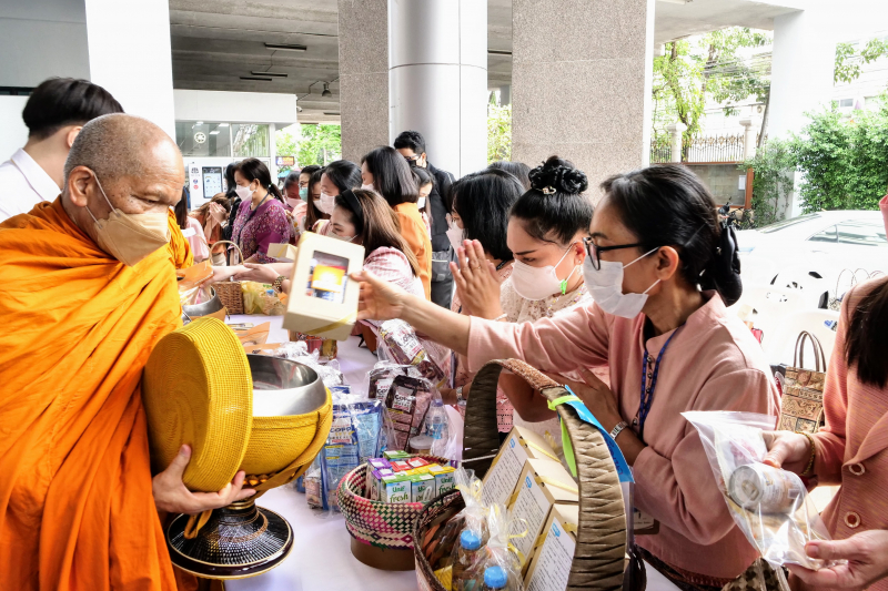 พิธีทำบุญตักบาตรข้าวสารอาหารแห้ง
